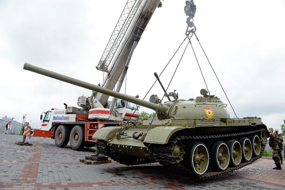 ukraine-rebels-go-to-the-museum-for-wwii-tanks-and-cannons