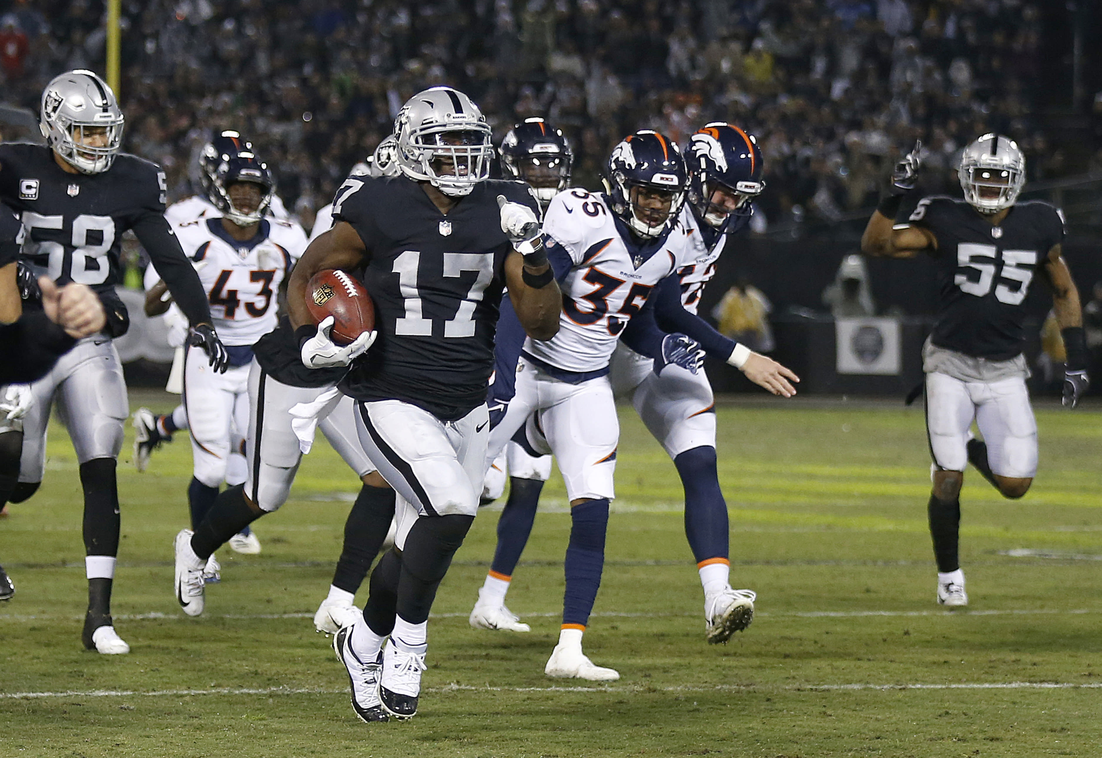 Raiders ganan el que podría ser el último juego en Oakland