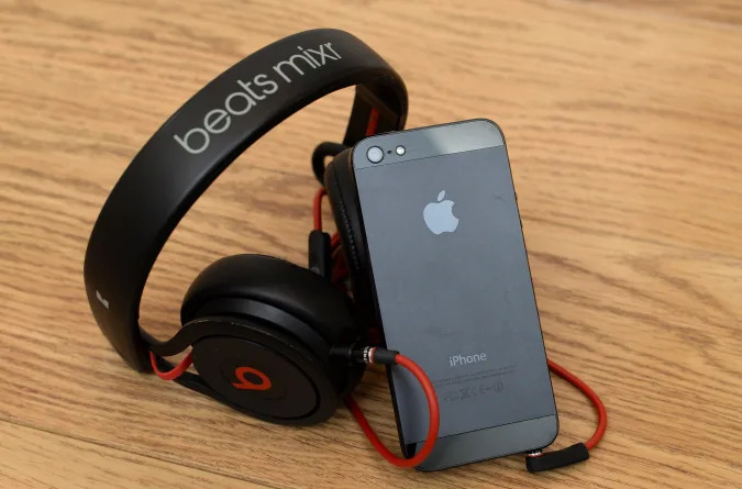 Apple, Dr Dre's Beats Electronics'i 3 milyar dolara (& 1,78 milyar sterlin) satın alma anlaşmasını onayladıktan sonra, tarihinin en pahalı satın alımını gerçekleştireceği için, bir Apple iPhone 5'in yanında bir çift beat Mixr kulaklığın genel görünümü.  (Fotoğraf Andrew Matthews/PA Images aracılığıyla Getty Images aracılığıyla)