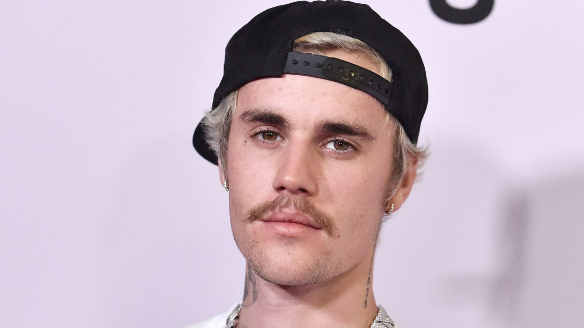 Justin Bieber reacts to Shane Bieber baseball card mixup