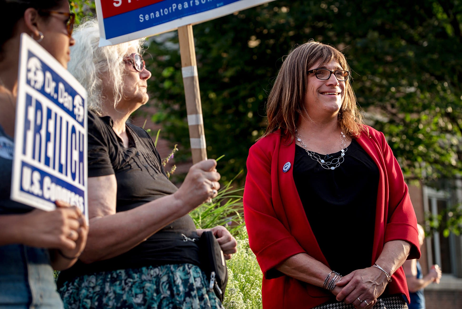 Дискред. Christine Hallquist.