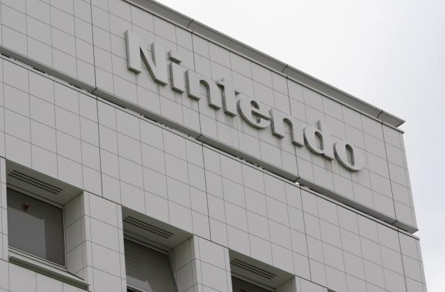 Nintendo Co Ltd's company logo is seen at their headquarters in Kyoto, western Japan December 8, 2008. Nintendo said it has not felt any particular impact from the economic slowdown, with sales of its Wii video game console and DS handheld game player still strong.  REUTERS/Issei Kato (JAPAN)