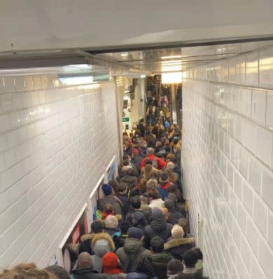 le trafic rer tres perturbe a chatelet apres la mort d un homme sur les voies