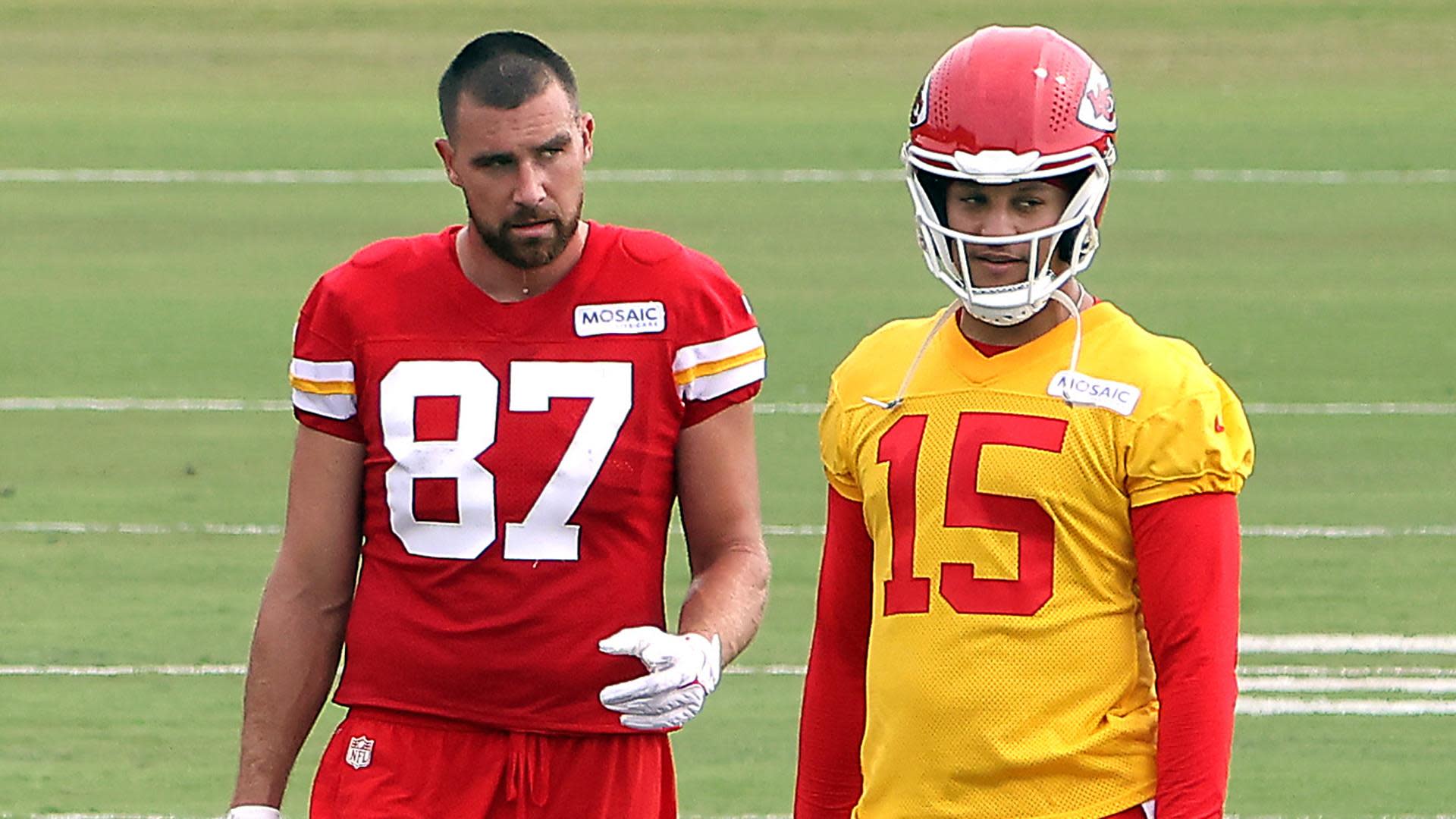 Source - Chiefs TE Travis Kelce (back) expected to play - ESPN