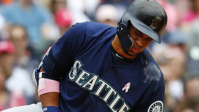 Robinson Cano exits game after fracturing hand