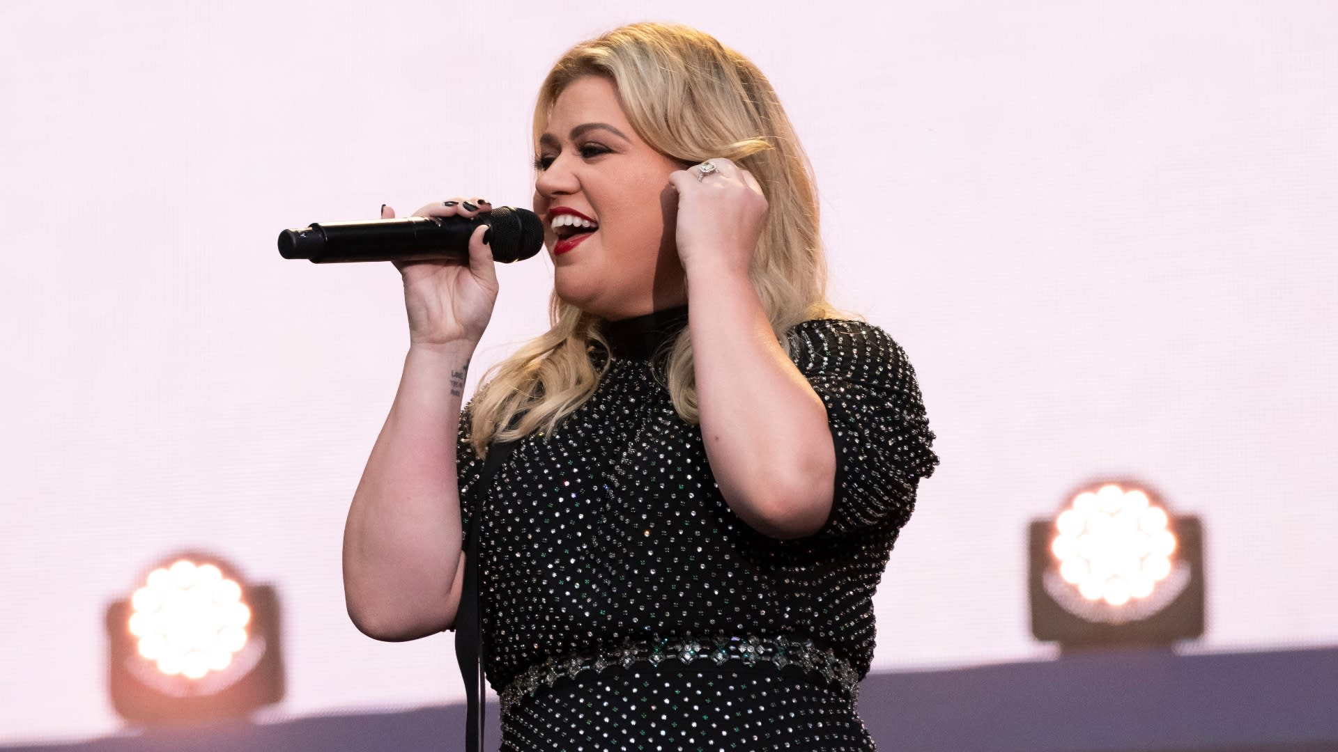 Kelly Clarkson's New Song 'I Dare You' Just Dropped — It's So Good