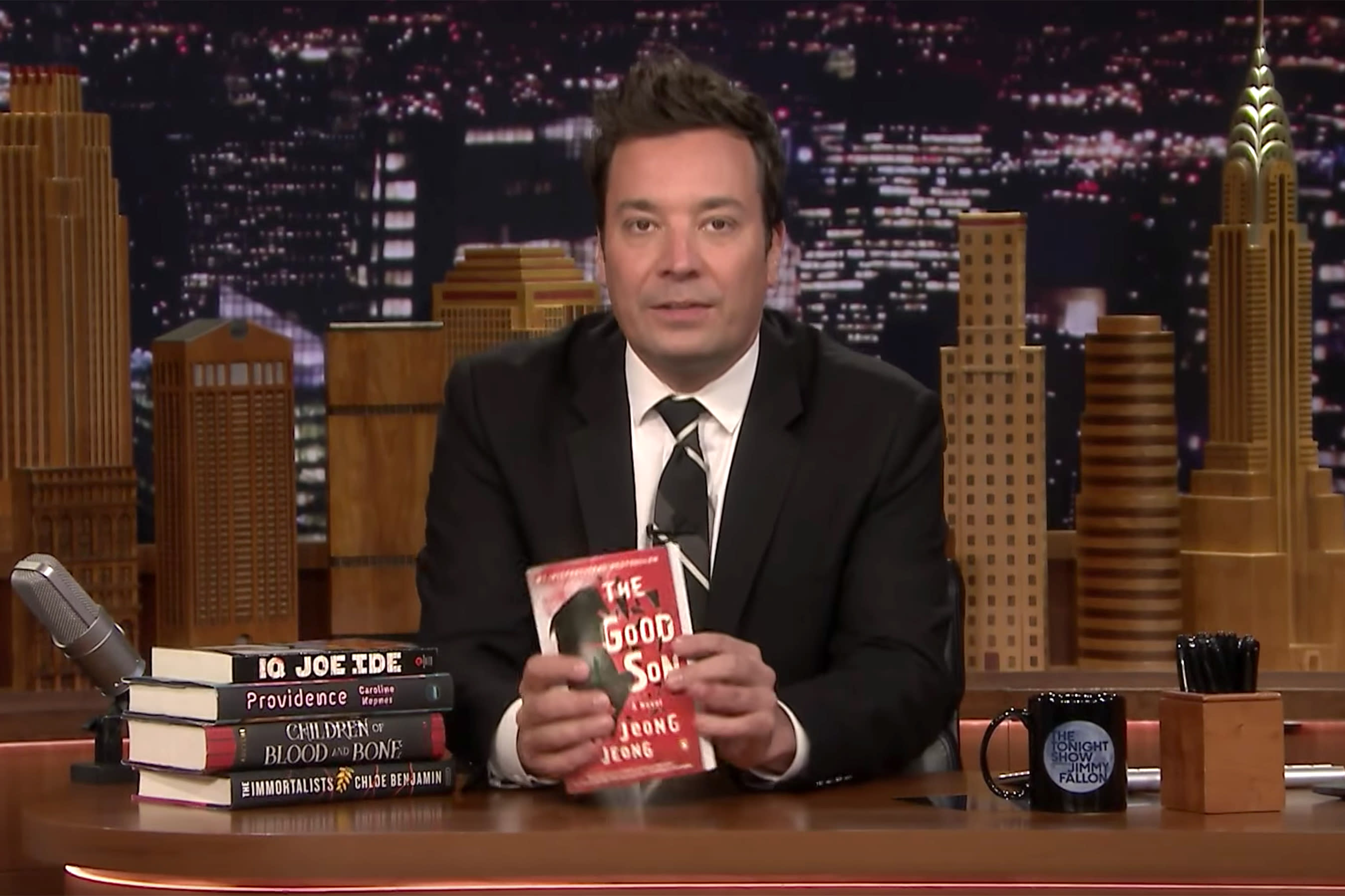 Jimmy Fallon Starts His Very Own Summer Book Club and We're All