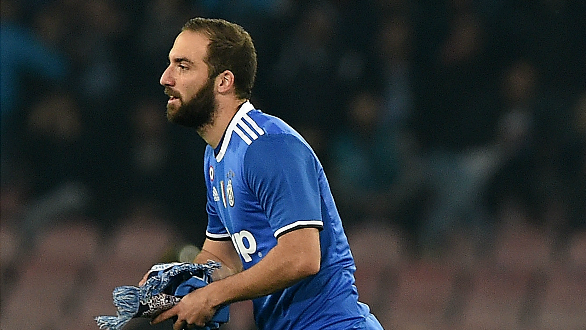 Napoli fan invades pitch to confront Higuain during ...