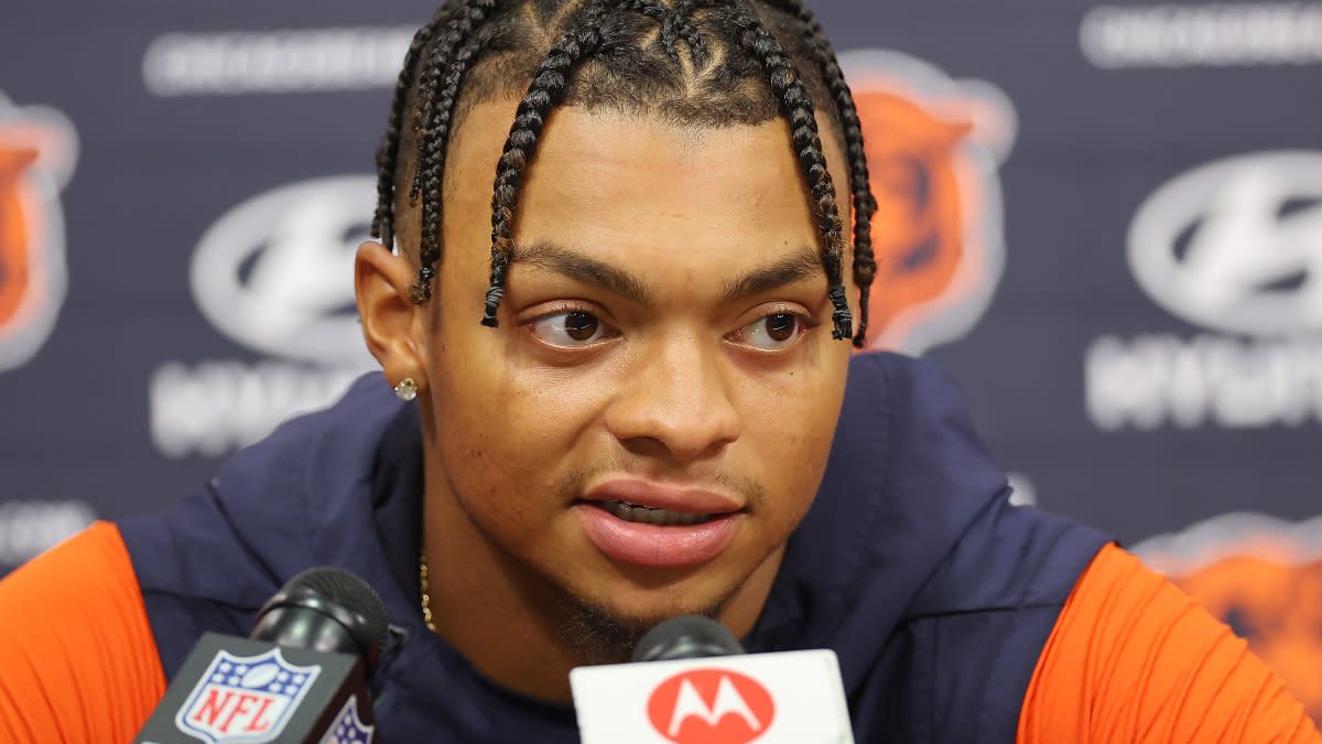 Chicago Bears offense falls flat in Justin Fields' debut - Sports  Illustrated Chicago Bears News, Analysis and More