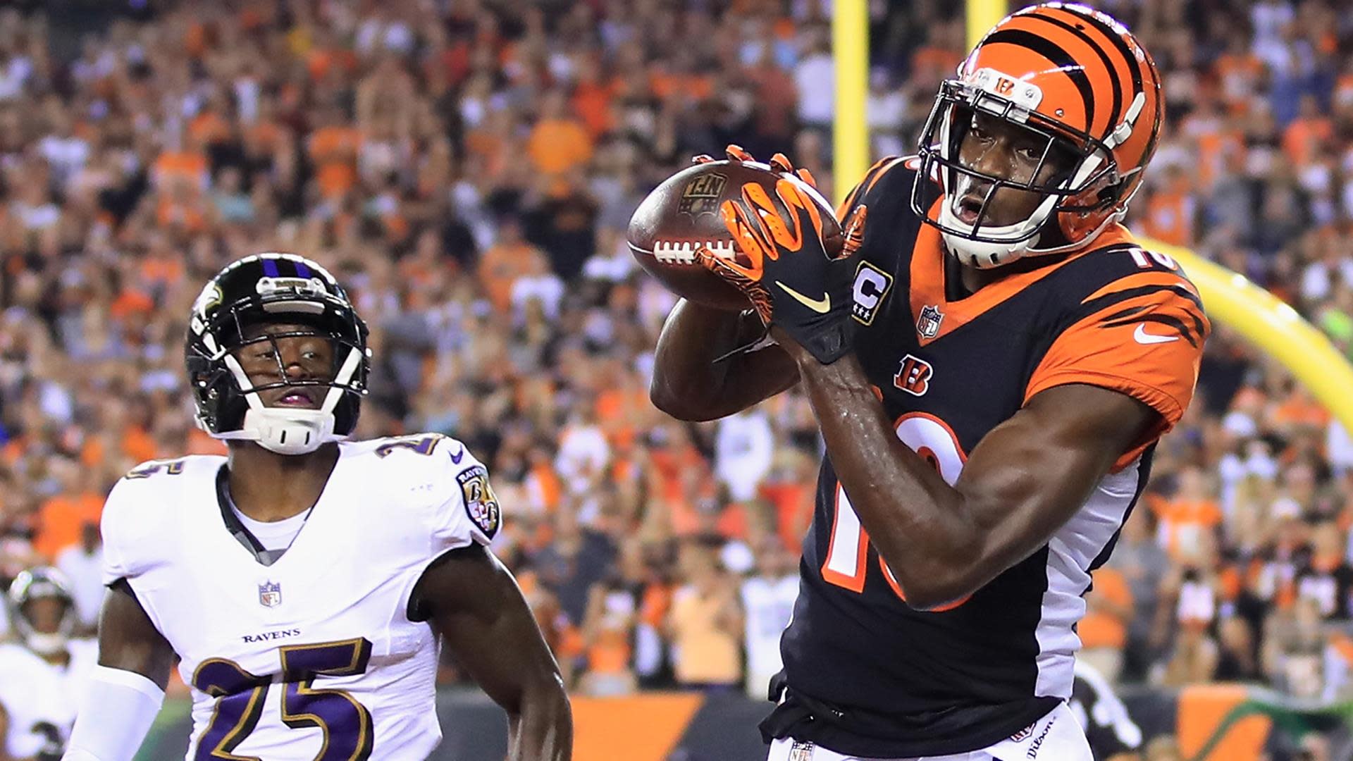 Wide receiver Chris Henry of the Cincinnati Bengals evades cornerback  News Photo - Getty Images