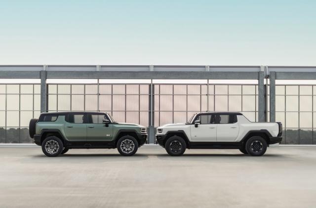 Side profile image of the 2024 GMC HUMMER EV Edition 1 SUV in Moonshot Green Matte (left) and the 2023 GMC HUMMER EV Edition 1 Pickup in Interstellar White (right).