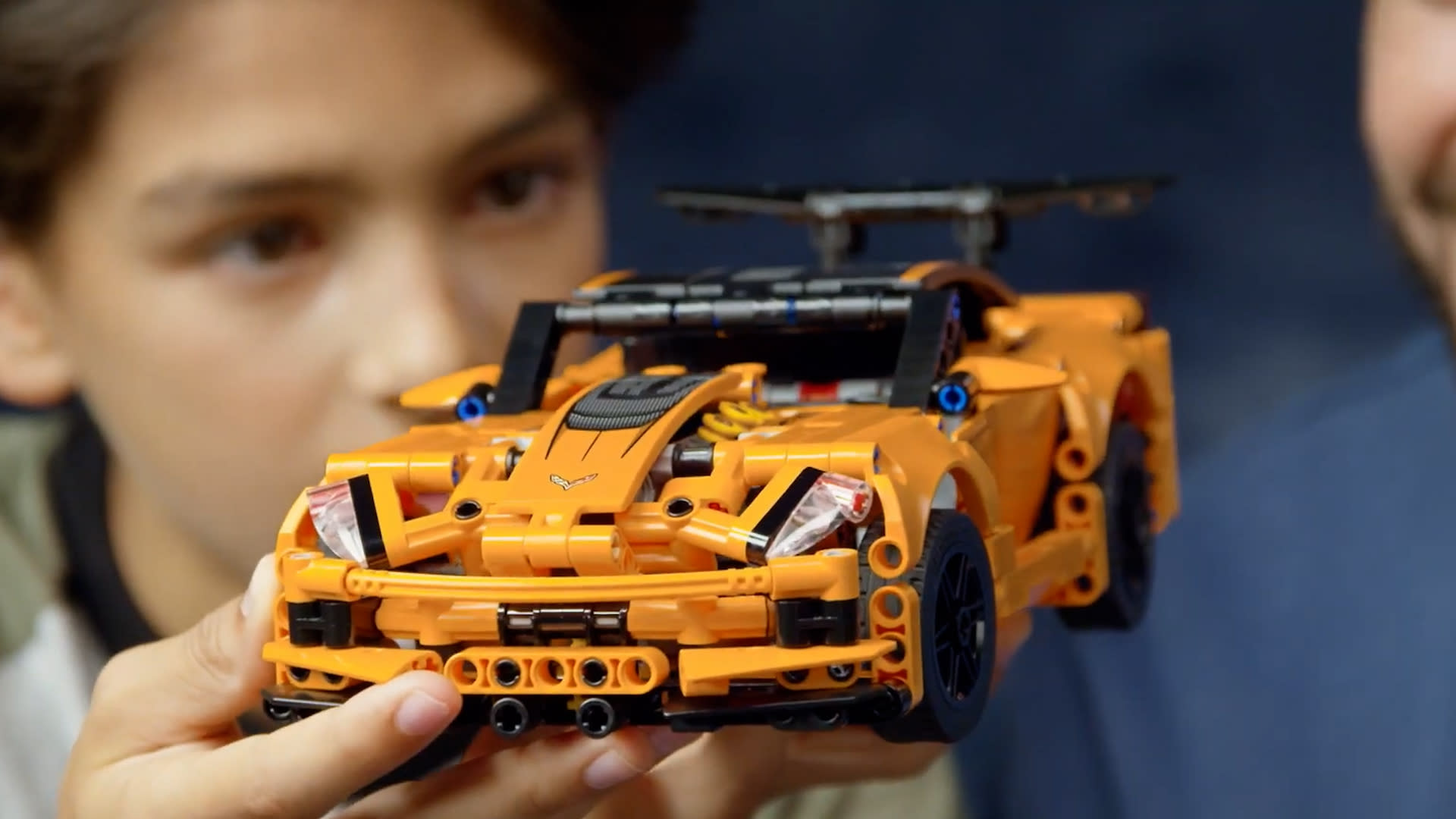 2 iconic cars in one LEGO kit [Video]