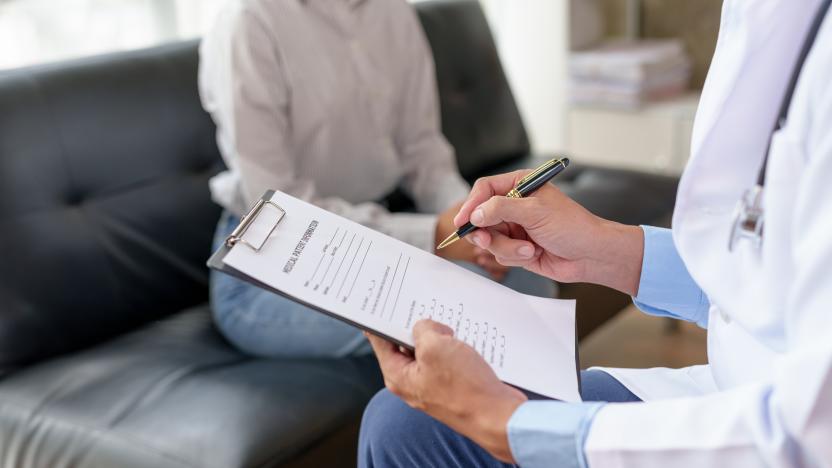 Doctor explains the patient's illness and treatment methods in detail to the patient, as well as the medication to treat the disease.