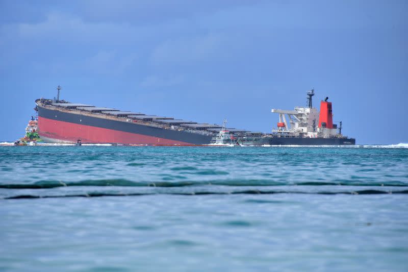 32+ Japanese Ship Oil Spill Mauritius Background