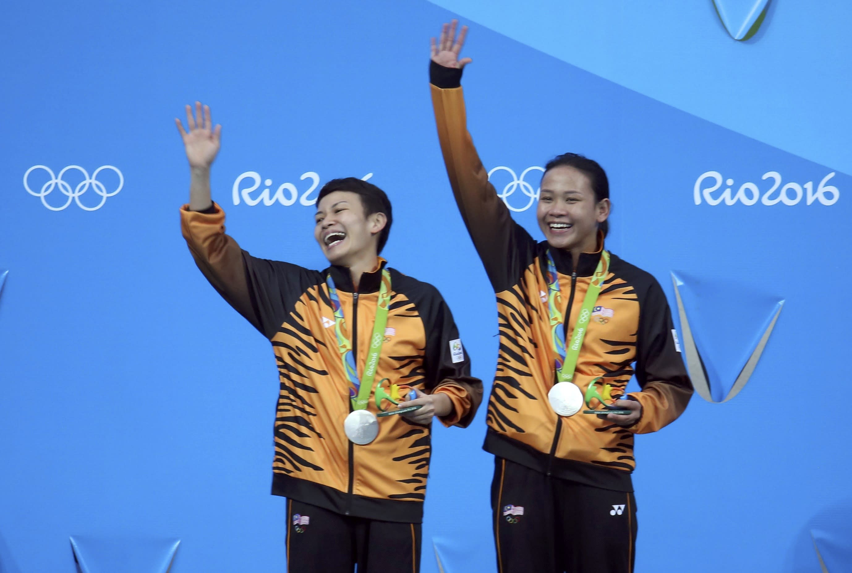 Divers Cheong Jun Hoong and Pandelela Rinong win silver ...