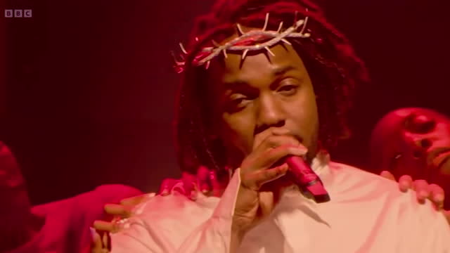 How Kendrick Lamar's Glastonbury crown and oufit played a vital role in his  mind-blowing performance