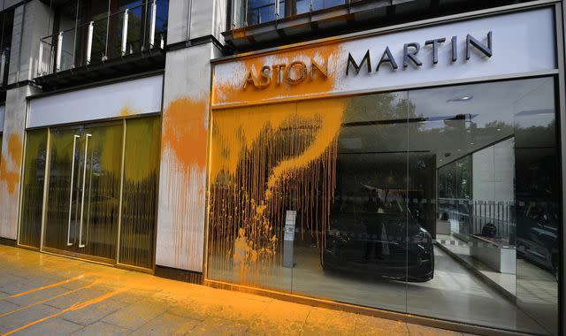 Les manifestants de Just Stop Oil pulvérisent la salle d’exposition Aston Martin à Park Lane à Londres avec de la peinture orange