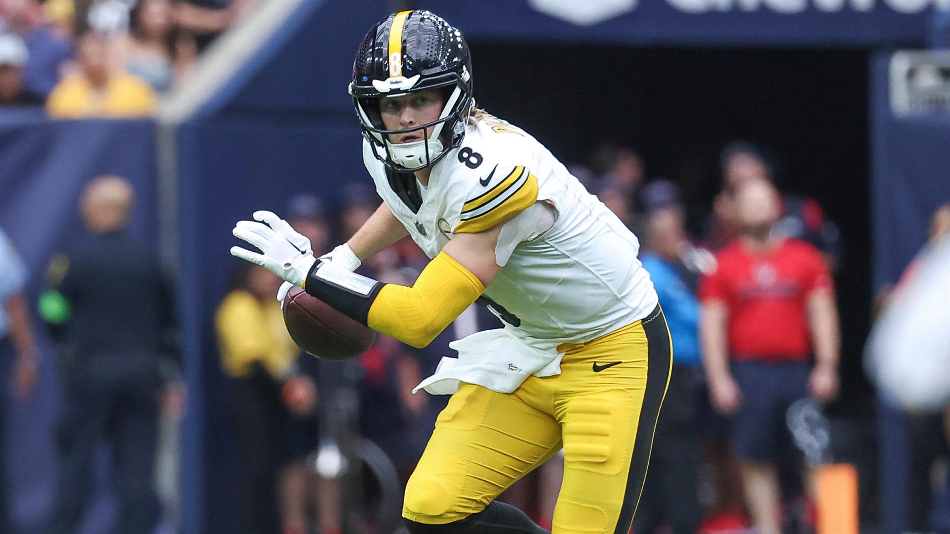 Baffling Steelers play call results in Kenny Pickett knee injury