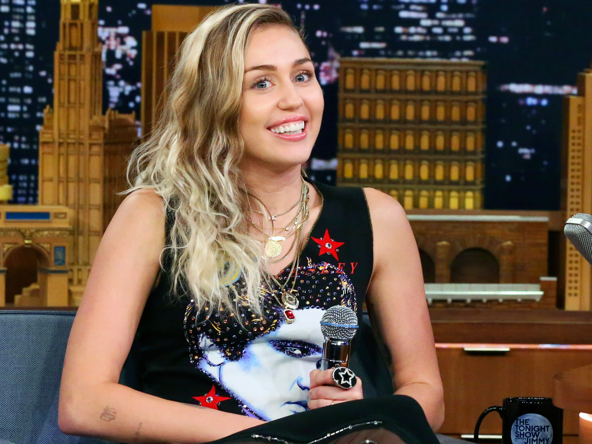 Miley Cyrus Narrowly Avoids a Wardrobe Malfunction with Her NSFW Outfit ...