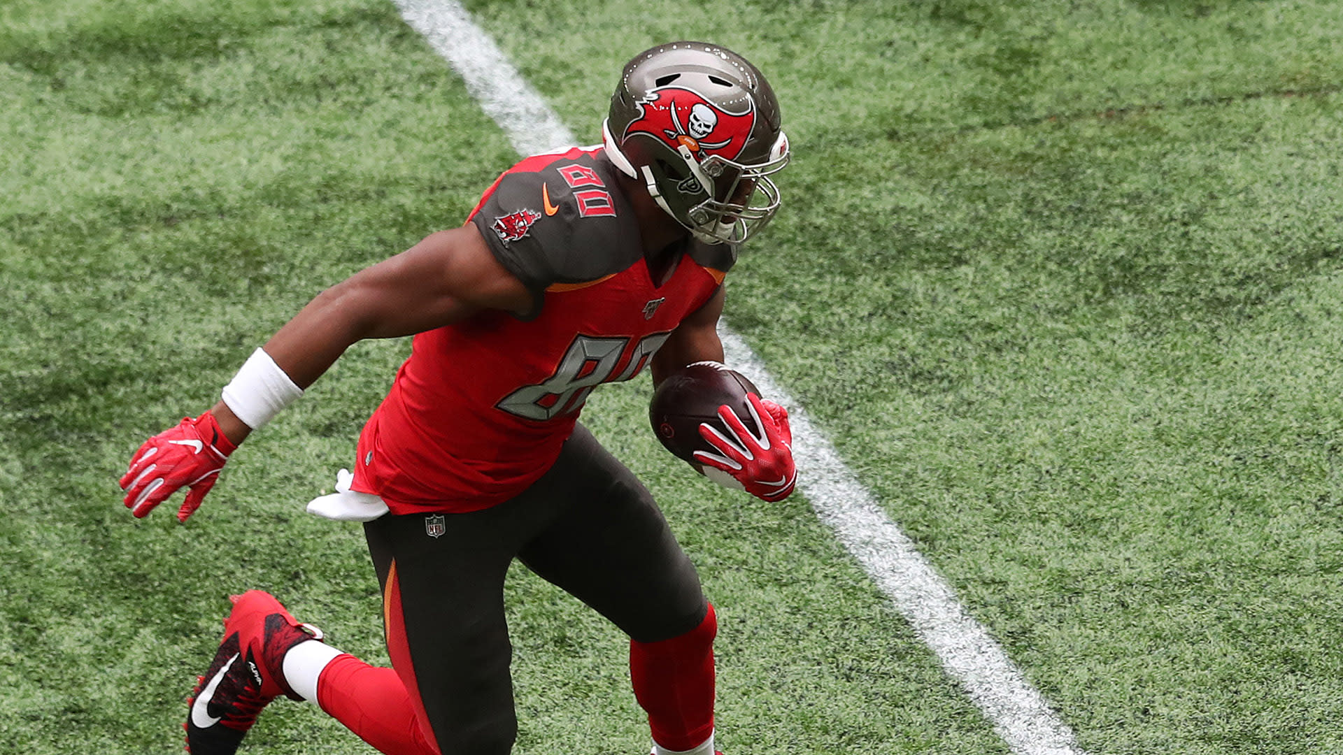 Buccaneers fend off Patriots' late comeback