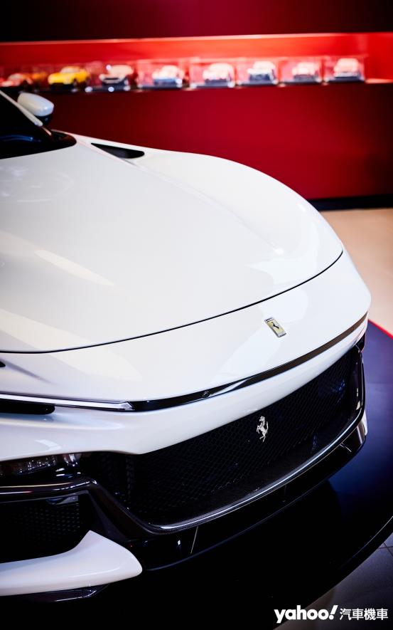 更簡化的架構、更少的外顯運動性與至上的空氣力學結合，SF90以降的新世代Ferrari美學在Purosangue上更顯優雅與端莊秀氣。 - 3