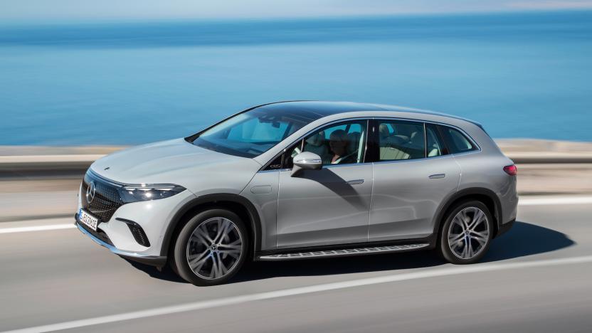 Mercedes-EQ. EQS SUV, Exterieur, Fahraufnahme, Alpingrau, Electric Art Line  //  Mercedes-EQ. EQS SUV, exterior, driving shot, alpine grey,  Electric Art Line