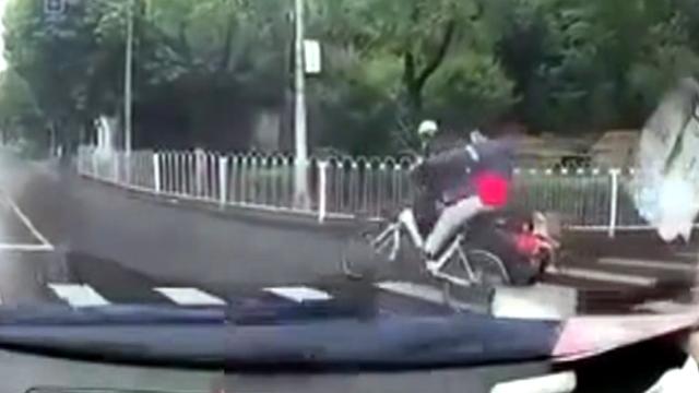 Un Drole D Accident Entre Deux Cyclistes Filme En Russie