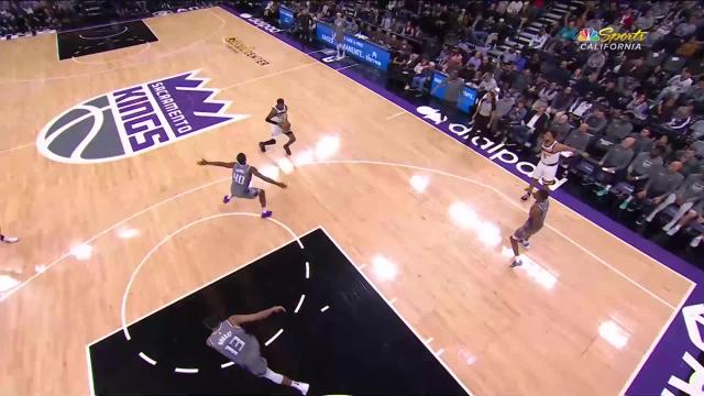 Jaden McDaniels with a dunk vs the Sacramento Kings