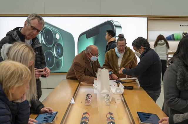 NEW YORK, NY - APRIL 17: Sales people advise customers as they look at Apple Watches at the World Trade Center Apple Store on April 17, 2022 in New York City. (Photo by Robert Nickelsberg/Getty Images)