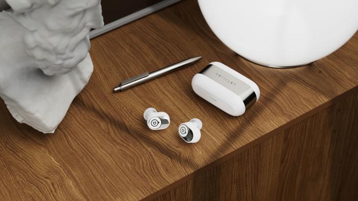 Image of the white version of Devialet's Gemini II true wireless earbuds.