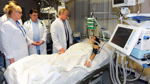 Putin visits Maria Komissarova in hospital