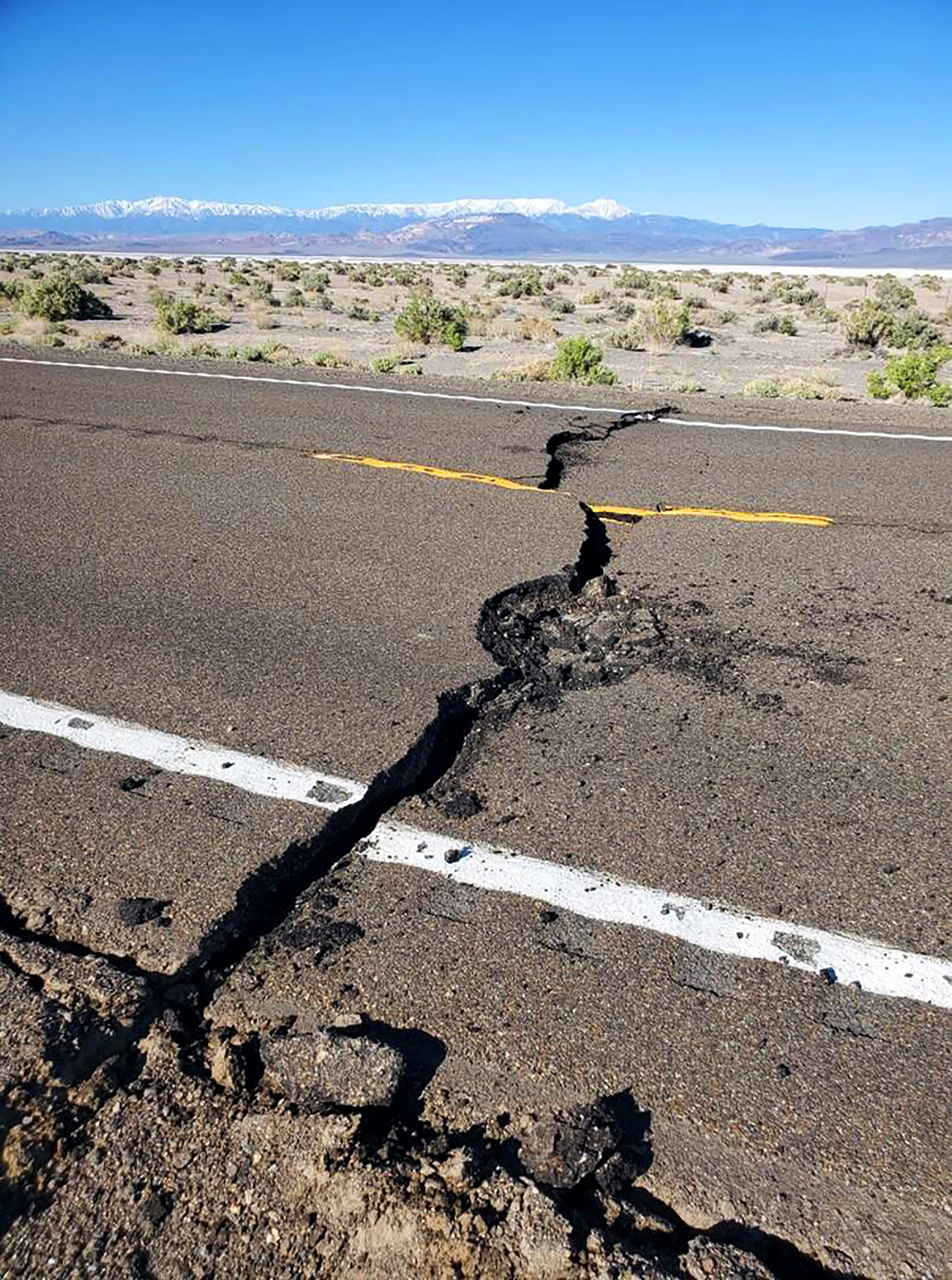 6.5 magnitude earthquake strikes western Nevada, cracks VegastoReno