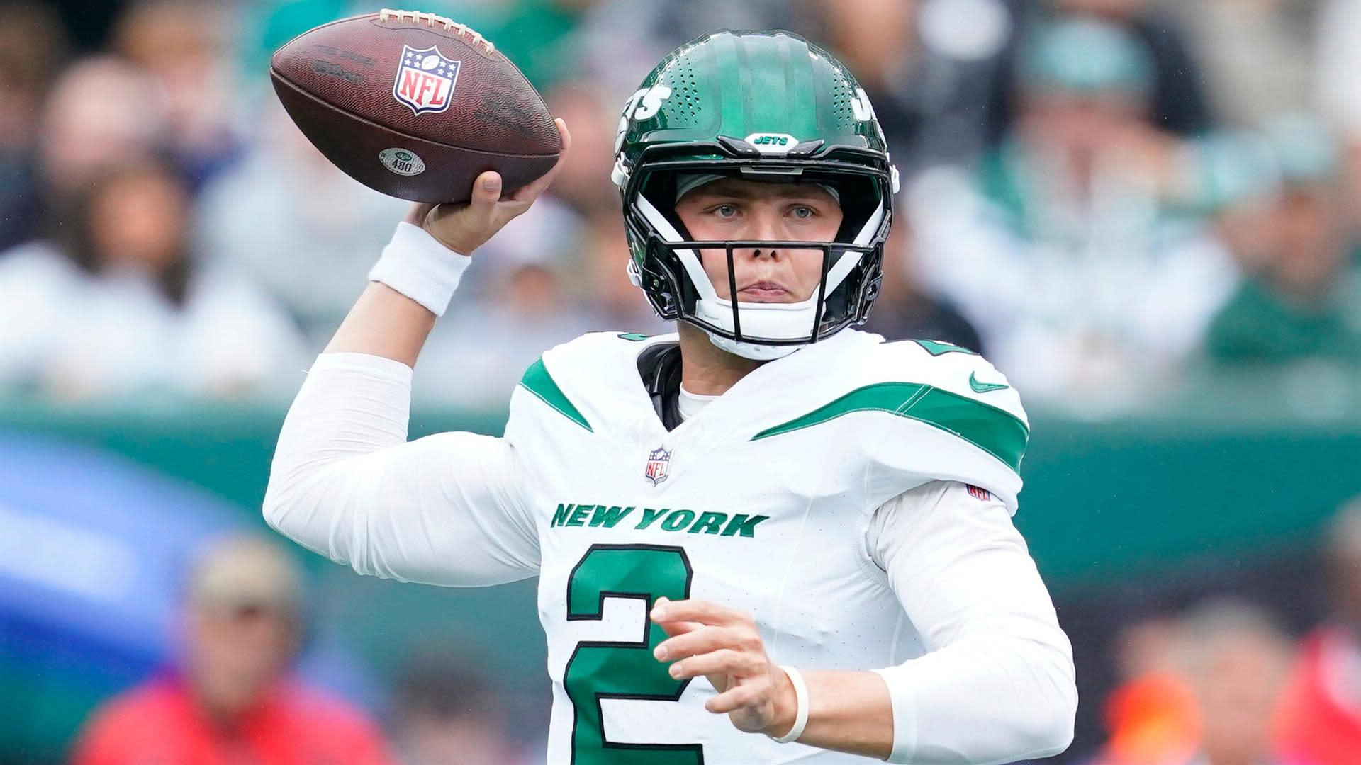 Chicago Bears quarterback Trevor Siemian (15) passes against the New York  Jets during an NFL football game Sunday, Nov. 27, 2022, in East Rutherford,  N.J. (AP Photo/Adam Hunger Stock Photo - Alamy