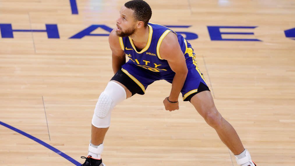 Download Watch Stephen Curry drain game-winning three, lift ...