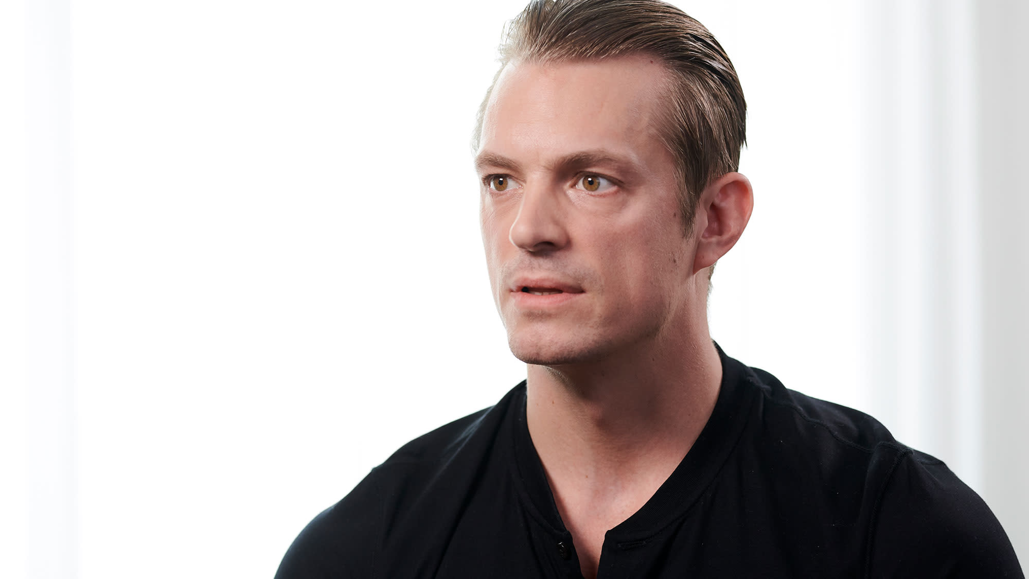 Filmstar Joel Kinnaman Beschreibt Seine Unkonventionelle Familie Und Wie Diese Seine Lebensperspektive Verandert Hat