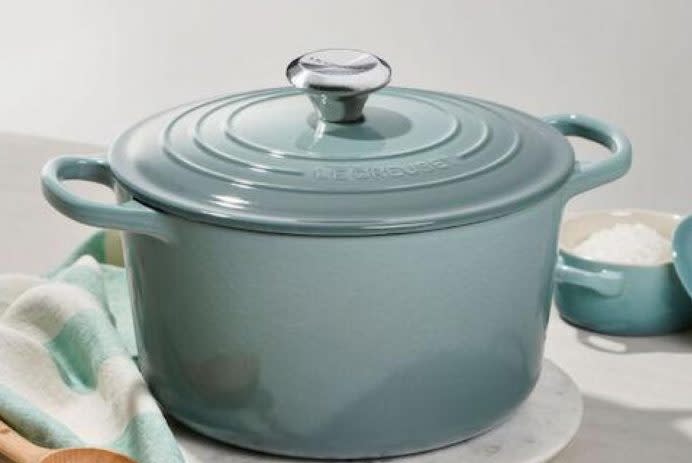 Wist je dat je je Le Creuset braadpan ook als koelbox kunt gebruiken?  Hier leest u hoe u deze zomer de geniale hack kunt uitvoeren