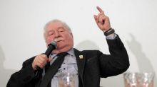 Lech Walesa dice que acusaciones de colaboración con policía secreta comunista son falsas y humillantes