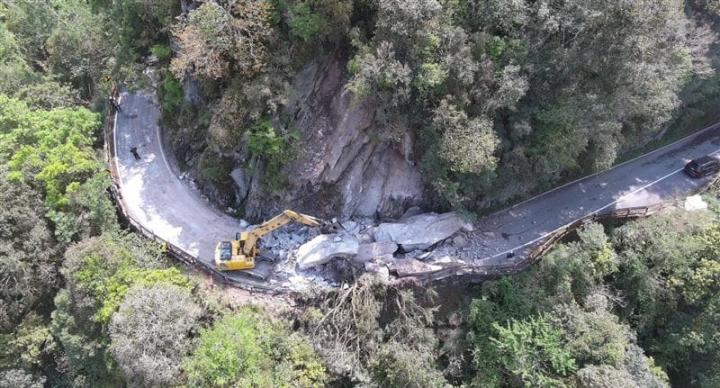 滿地落石⋯中橫公路空拍曝光