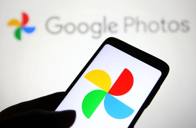 UKRAINE - 2022/01/14: In this photo illustration, a Google Photos logo of a photo sharing and storage service developed by Google is seen on a smartphone. (Photo Illustration by Pavlo Gonchar/SOPA Images/LightRocket via Getty Images)