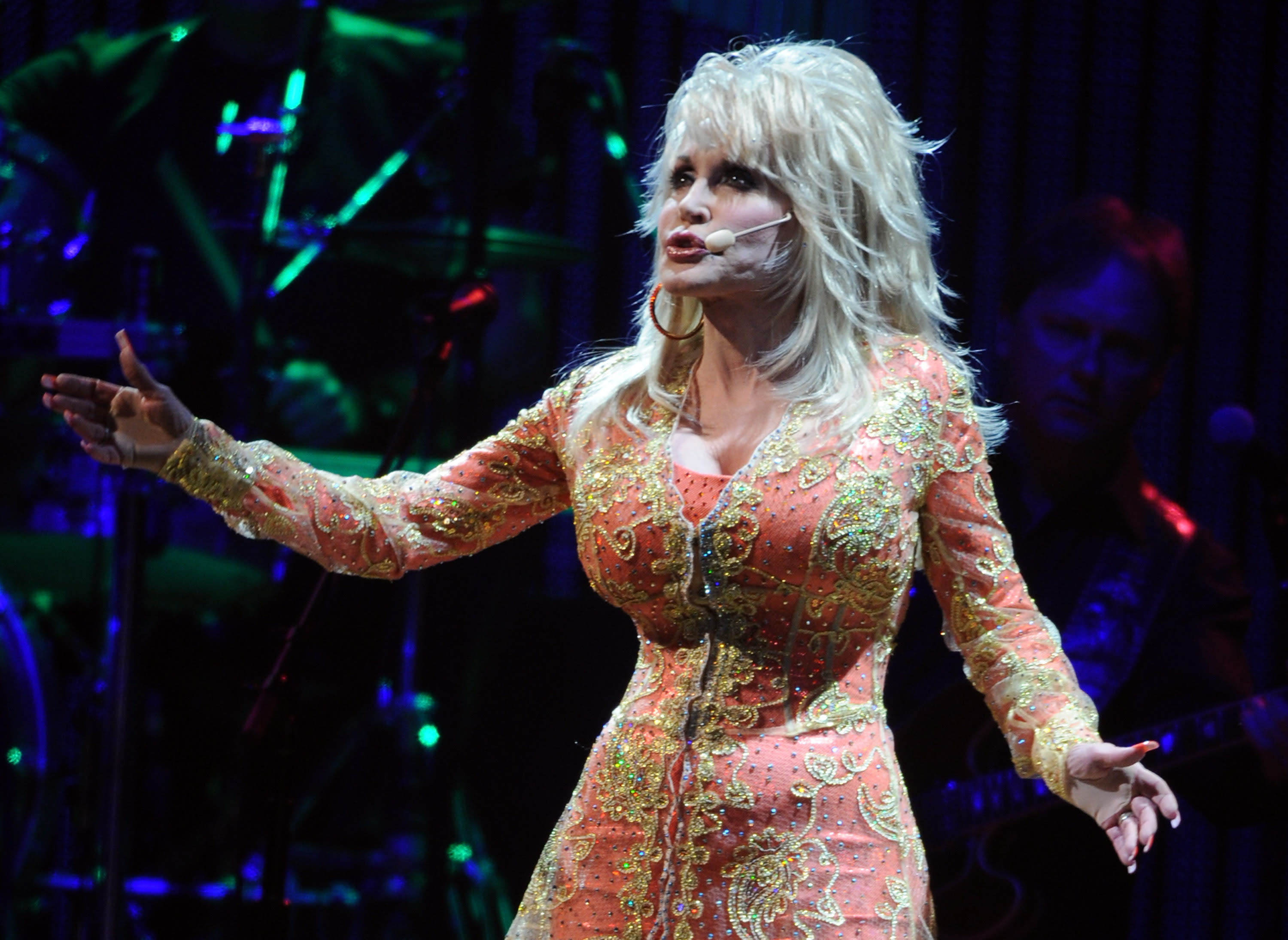 Dolly Parton kicks off world tour