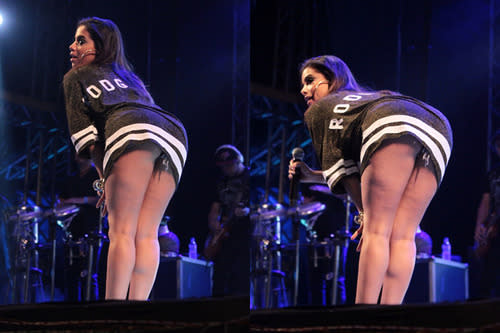 Anitta mostra demais ao empinar o bumbum em show.