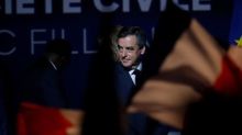 Fillon, cada vez más presionado por conservadores para abandonar candidatura en Francia