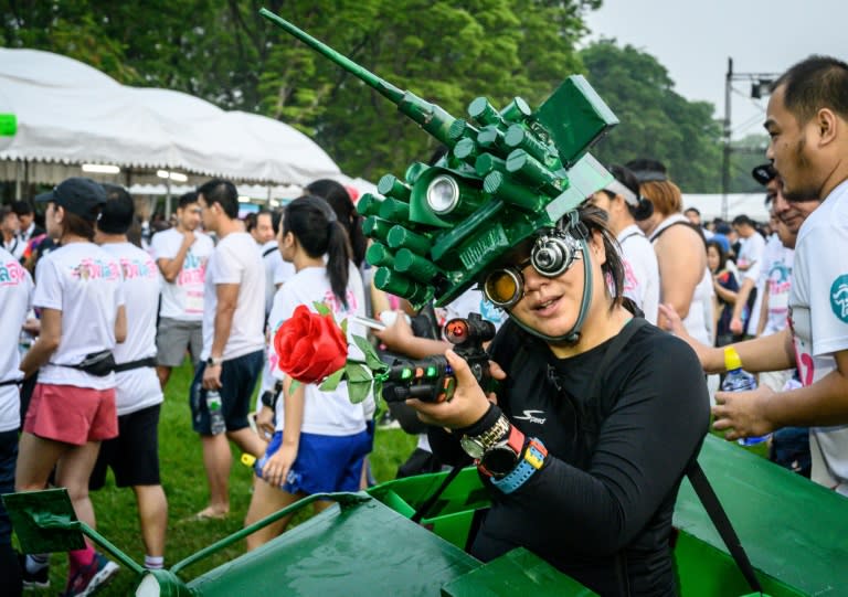 Anti Government Fun Run Draws Thousands Of Defiant Thais