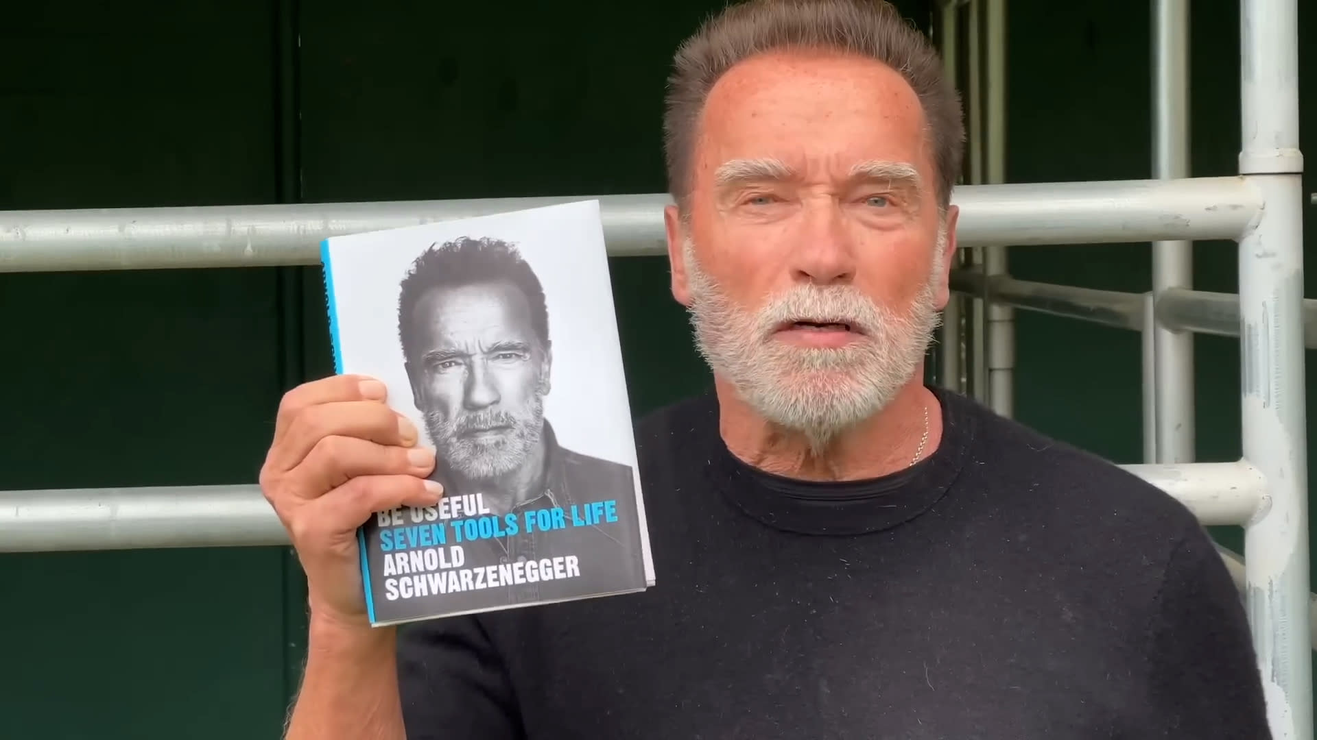 Arnold Schwarzenegger signos ejemplares de su nuevo libro Total