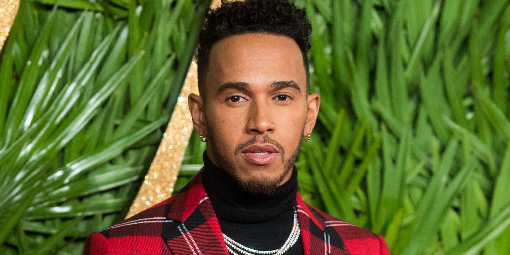 Lewis Hamilton ditches short hair for a curly transformation