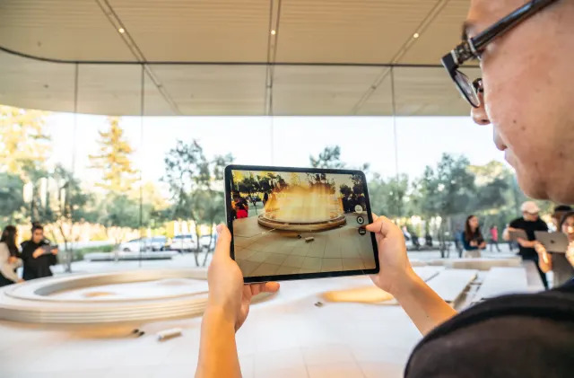 CUPERTINO, UNITED STATES - 2020/02/23: A customer using an iPad for an augmented reality (AR) tour to see a virtual version of the Apple Park campus at the Apple Park Visitor Center in Cupertino. (Photo by Alex Tai/SOPA Images/LightRocket via Getty Images)