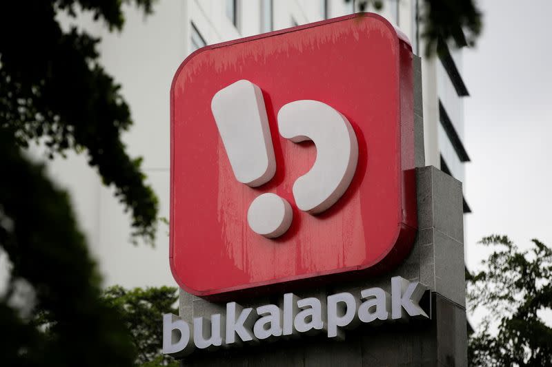 Perusahaan e-commerce Bukalapak, penawaran umum perdana terbesar di Indonesia, harga di ujung atas