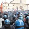 Leopolda, scontri tra polizia e manifestanti in corteo anti-Renzi
