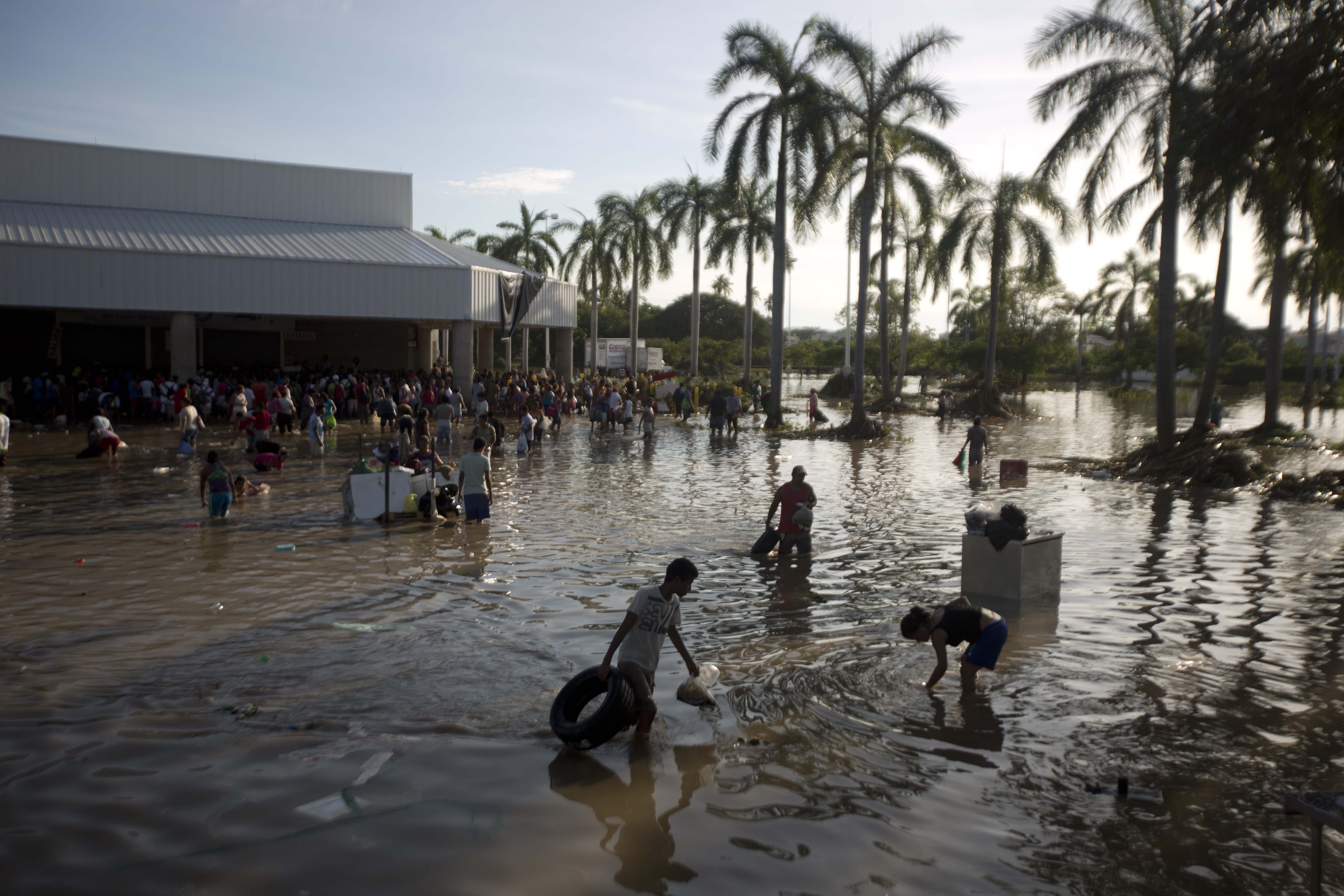 Mexico floods kill 80, thousands stranded