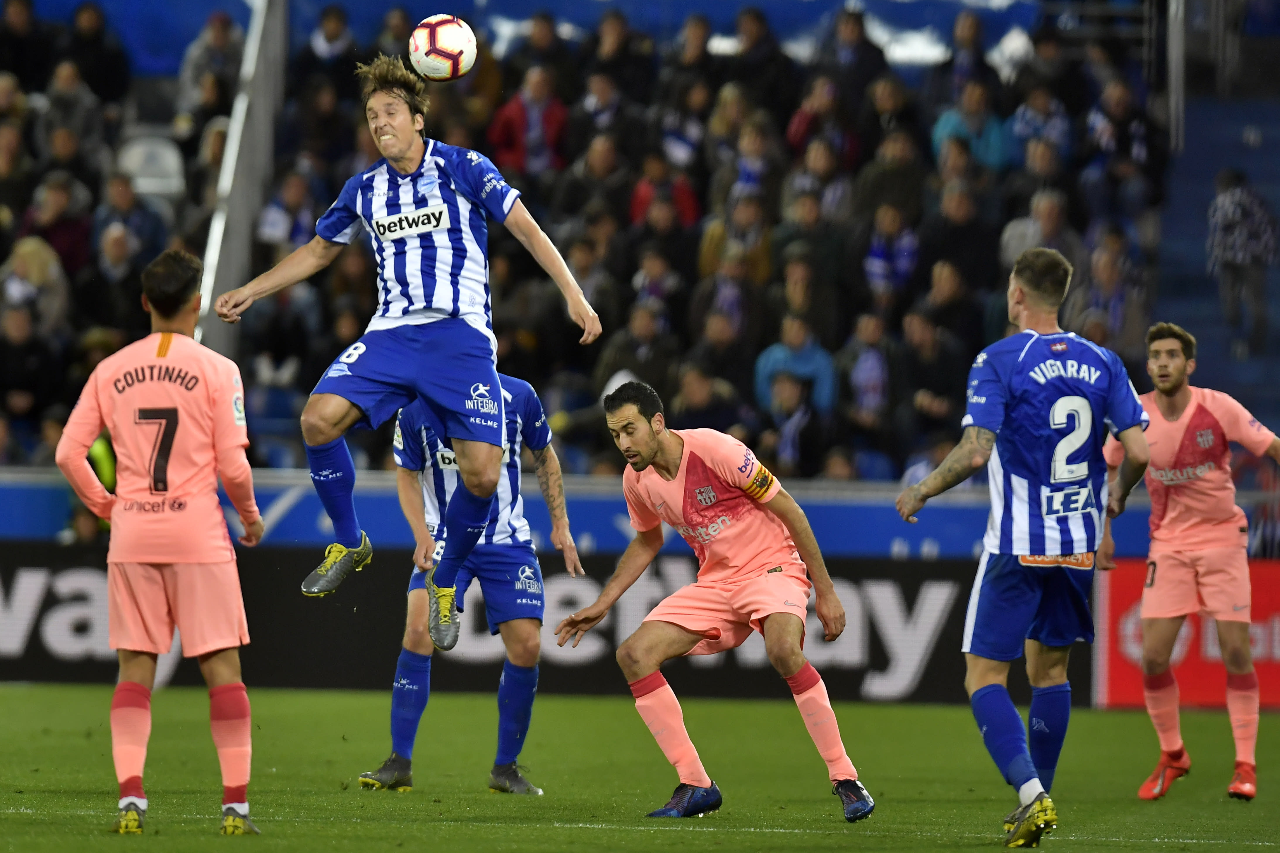 Deportivo Alaves форма. Мостовой Алавес. ФК Алавес. Футболисты Алавеса.